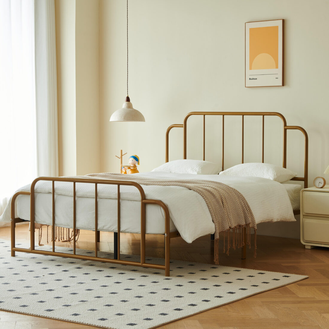 سرير معدن ذهبي بتصميم عصري